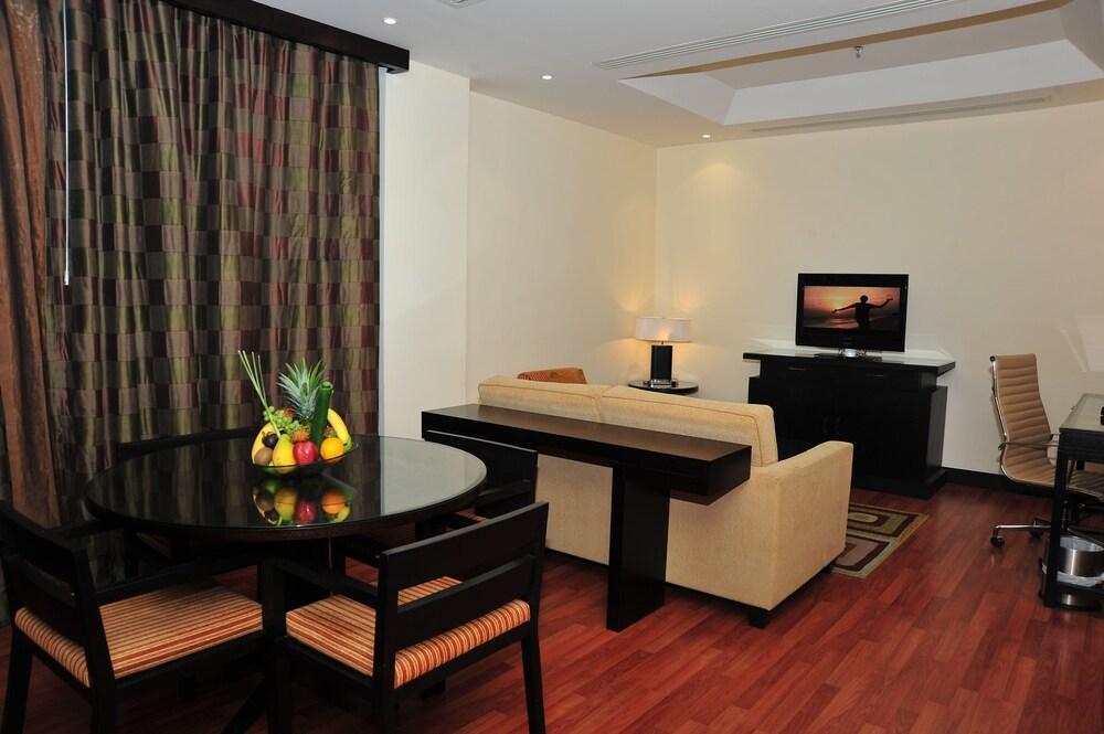 Отель Crowne Plaza Al Khobar By Ihg Экстерьер фото Suite room at the hotel